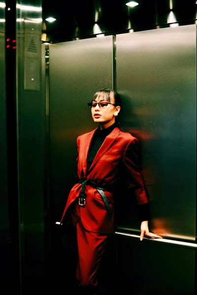 电梯里穿红外套的女人